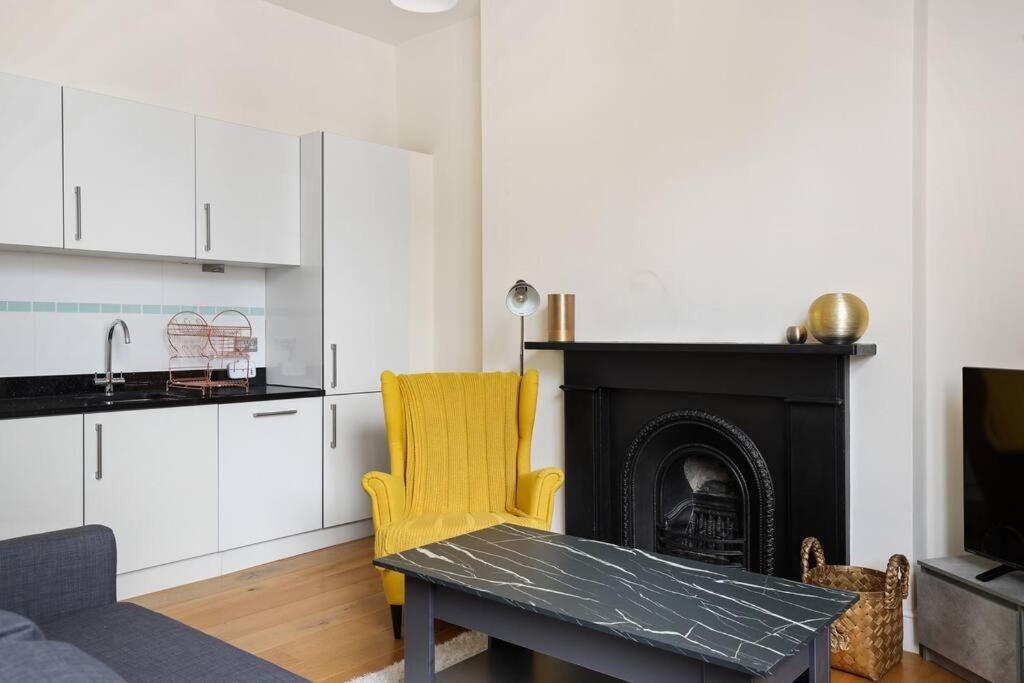 Stylish 1-bed Flat In Prime Kensington Location * Londra